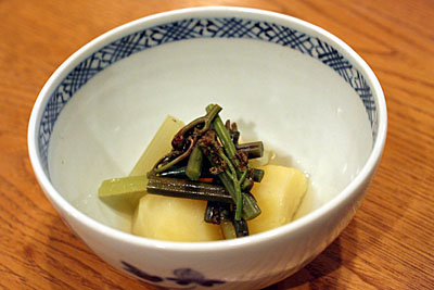 鹿教湯温泉の三水館の料理「わらびと蕗と新じゃがの煮物」