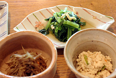 鹿教湯温泉の三水館の朝ご飯「菜っぱの煮物など」