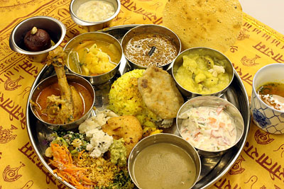 完成したインド料理の盛りつけ例