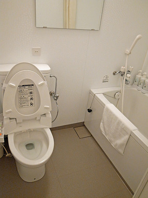ホテルシャトレーイン京都のきれいな風呂とトイレ