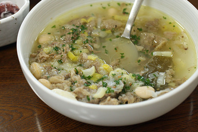 すじ肉と豆のスープ
