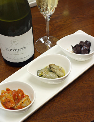 前菜の三種盛りとスパークリングワイン「Whispers」