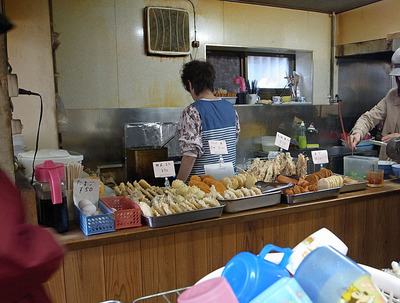 「宮川製麺所」の揚げたて天ぷらコーナー