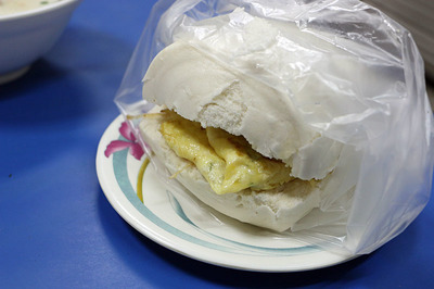 饅頭加蛋(steamed bun)