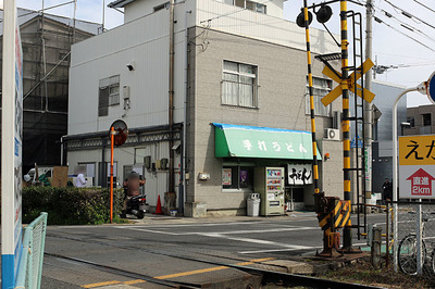 裏で新しい店の工事が進む「上田製麺所」