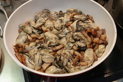 牡蠣のベーコン炒めを作成中