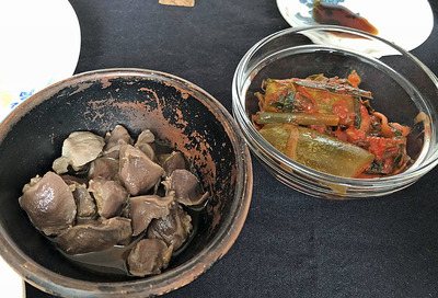 砂ずりの中華風煮物と韓国のキムチ