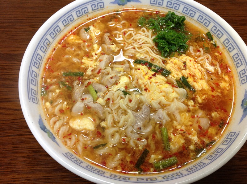 晩ご飯にインスタントラーメン 宮崎 辛辛麺 こんなの食べたよ